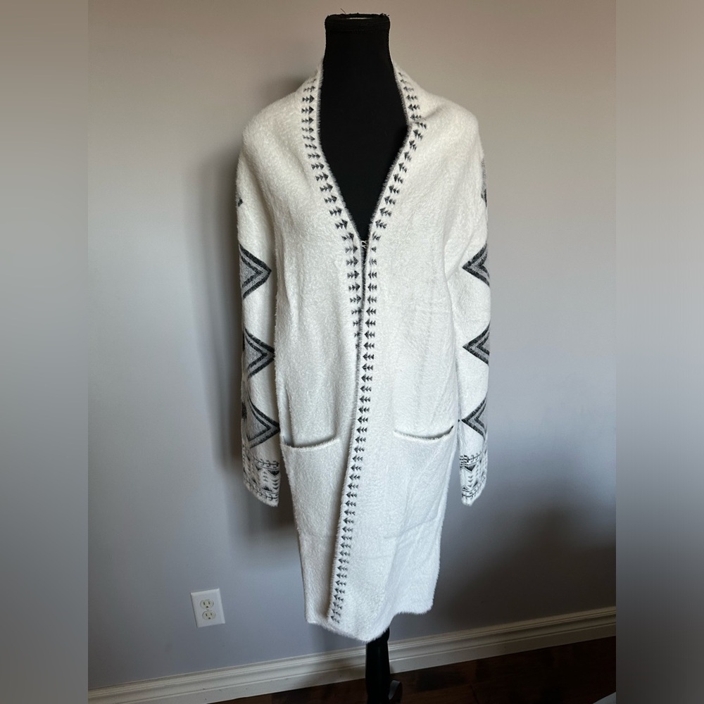🇨🇦NWT Charlie Paige White Cardigan